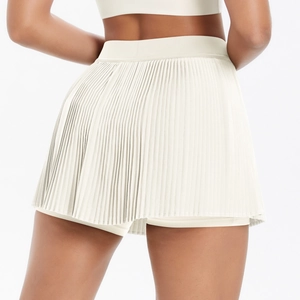 Détail d'une jupe de tennis plissée blanc cassé avec short intérieur et taille haute large