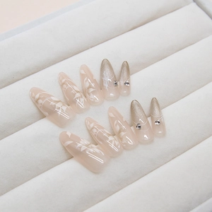 Unghie a mandorla lunghe cat-eye color champagne dorato con decorazioni floreali 3D