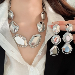 Parure de bijoux en métal argenté poli avec collier et boucles d'oreilles géométriques