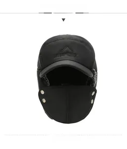Vista frontale del cappello invernale nero con fodera in pile e maschera rimovibile