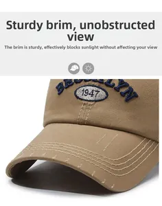 Dettaglio visiera rigida del cappellino kaki con ricamo Brooklyn 1947 e cuciture rinforzate