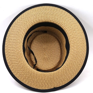 Détail de l'intérieur du chapeau de paille avec ruban noir et sangle de réglage