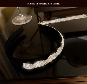Détail d'un serre-tête en velours noir avec franges en strass et cristaux scintillants
