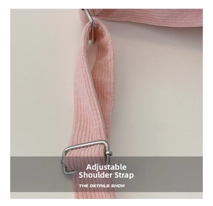 Dettaglio della tracolla regolabile in velluto a coste rosa con fibbia in metallo argento