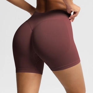 Détail du short de yoga taille haute sans couture avec effet push-up en bordeaux