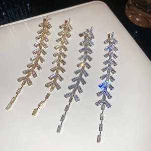 Boucles d'oreilles pendantes feuille avec zircons baguette étincelants en or et argent