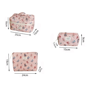 Detailed size guide for pink quilted cosmetic bags with cartoon bear patterns