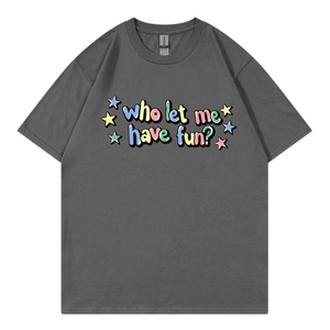 Dunkelgraues lockeres Baumwoll-T-Shirt mit buntem Who let me have fun Text und Sternen