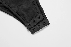 Détail macro du tissu noir élastique avec boutons-pression métalliques sur l'entrejambe