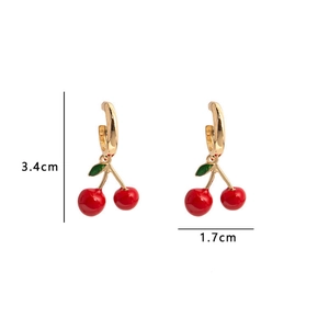 Dettagli degli orecchini a ciliegia con dimensioni, smalto rosso e ganci placcati oro
