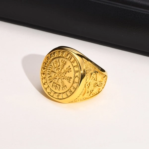 Gros plan de la gravure du boussole Vegvisir viking et des nœuds celtiques sur bague or