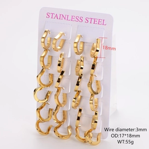Dettaglio di 12 paia di orecchini in acciaio 304 placcati oro 18k su scheda da 18 mm