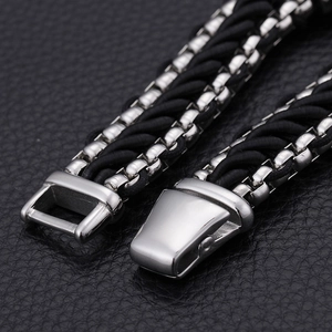 Macro-opname van de stalen sluiting en de zwarte gevlochten nylon armband