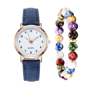 Dettaglio macro di orologio al quarzo con cinturino blu opaco e set di braccialetti