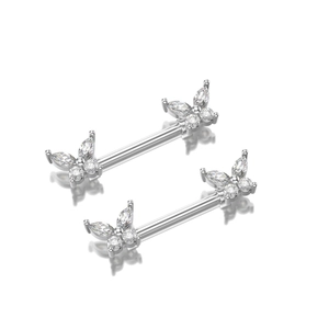 Dettaglio di piercing per capezzoli in argento con zirconi a forma di farfalla