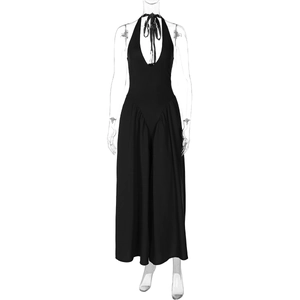 Details des eleganten schwarzen Overalls mit tiefem V-Ausschnitt und Neckholder
