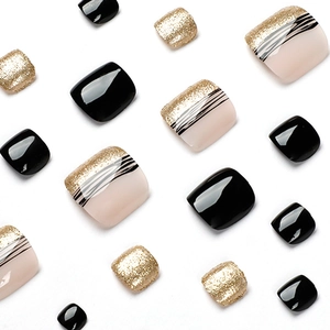 Stijlvolle plaknagels voor tenen met zwarte lijnen en gouden glitters voor de zomer.