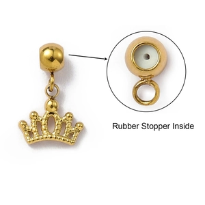 Détail macro du pendentif couronne dorée avec stoppeur en caoutchouc interne pour bijoux