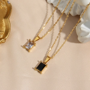 Colliers avec pendentifs carrés en zircon noir et blanc sur élégant satin beige