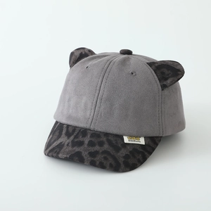 Détails des oreilles léopard et du tissu en daim gris doux sur la casquette de baseball enfant