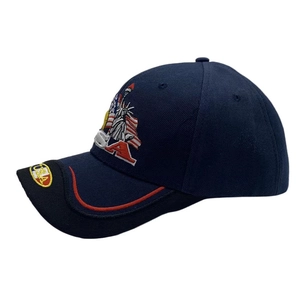Détail de la broderie USA et drapeau américain sur une casquette de baseball marine