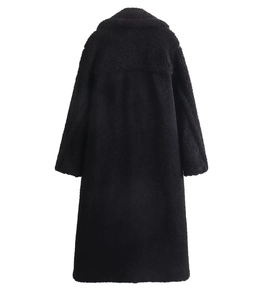 Vue arrière d'un long manteau en polaire noire montrant la texture de la fourrure épaisse
