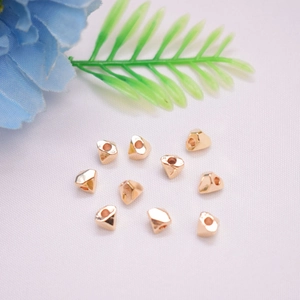 Gefacetteerde 14K goud gevulde tussenkralen voor DIY sieraden op een witte achtergrond