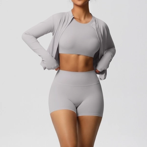 Détail de l'ensemble de sport gris 3 pièces pour femme avec veste zippée et short taille haute