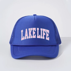 Detailansicht der blauen Mesh Trucker Cap mit vintage rosa Lake Life Textdruck Motiv