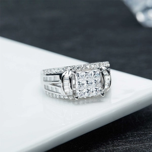 Vue macro de bague luxe pour hommes avec pierres taille princesse en grappe carrée