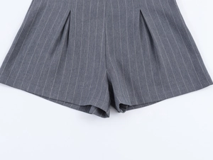 Gros plan détaillé du short plissé gris à fines rayures avec texture de tissu raffinée