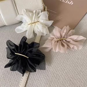 Barrettes à cheveux élégantes en mousseline fleurie en blanc, noir et rose avec clip doré