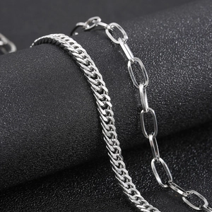 Collana a doppio strato in acciaio al titanio argento con catena groumette e graffetta