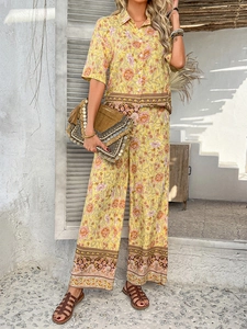 Détail de l'ensemble bohème jaune à imprimé floral avec chemise et pantalon large