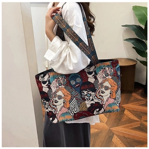Detail der Jacquard-Canvas-Tasche mit Pop-Art-Porträts und ethnischem breitem Gurt
