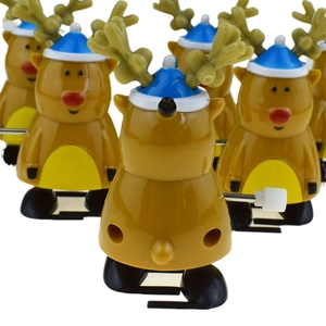 Gros plan de rennes de Noël mécaniques marrons avec chapeaux bleus et bois jaunes