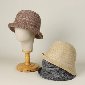 Dettaglio della trama a maglia di un cappello pescatore traspirante con bordo arrotolato