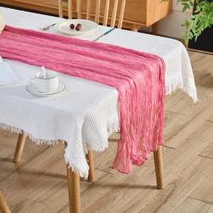 Chemin de table en gaze rose avec texture froissée pour décoration de fête élégante