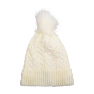 Bonnet en maille torsadée crème avec un grand pompon pelucheux et revers épais