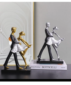 Dettaglio di eleganti sculture di danza in oro e argento con basi nere per decorazione