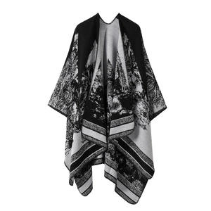 Minimalistische zwart-witte gebreide sjaal poncho met geometrische patronen en franje