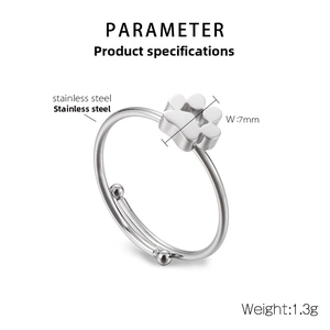 Détail de la bague patte en acier inoxydable montrant la largeur de 7mm et le motif