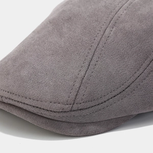 Dettaglio del tessuto scamosciato premium e cuciture su cappello stile vintage