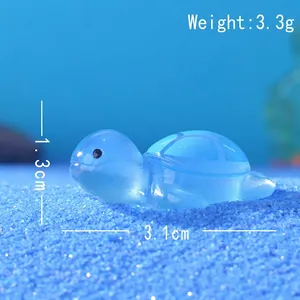 Vista macro di una mini tartaruga in resina azzurra con dimensioni 3,1 cm per 1,3 cm