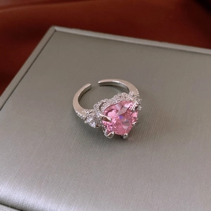 Detailaufnahme eines herzförmigen rosa Edelsteinrings mit Zirkonia-Pavé auf Etui