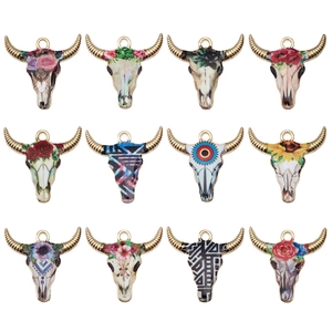 Set van 12 emaille stierenschedel hangers met gouden hoorns en bloemmotieven