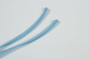 Gros plan des fines bretelles bleu clair avec coutures précises sur robe d'été