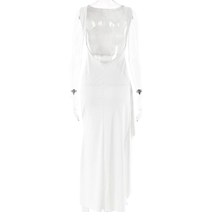 Détail de robe longue blanche dos nu sans manches avec fente haute et tissu fluide doux