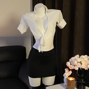 Uniforme OL sexy deux pièces avec chemise blanche à nouer et mini-jupe moulante noire
