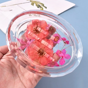 Ovalen hars zeepbakje met ingebedde roze en rode droogbloemen voor DIY decoratie